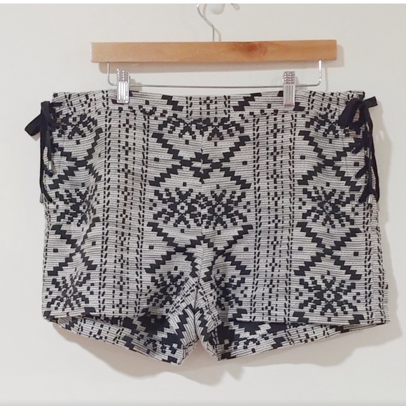 NEWWho What Wear Black & White Embroidered Shorts SZ 14 - Picture 2 of 5